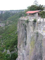 lodge08.jpg (81579 bytes)